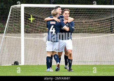 Swansea, pays de Galles. 4 février 2023. Henry Hearn de Millwall et Finley Cotton de Millwall félicitent Alfie Massey de Millwall lors du match de la Ligue de développement professionnel entre Swansea City moins de 18 ans et Millwall moins de 18 ans à la Swansea City Academy à Swansea, au pays de Galles, au Royaume-Uni, le 4 février 2023. Crédit : Duncan Thomas/Majestic Media. Banque D'Images