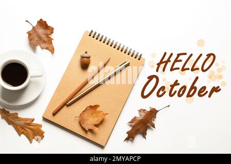 Carte Hello October. Composition de pose à plat avec carnet, tasse de café et feuilles d'automne sur fond blanc Banque D'Images