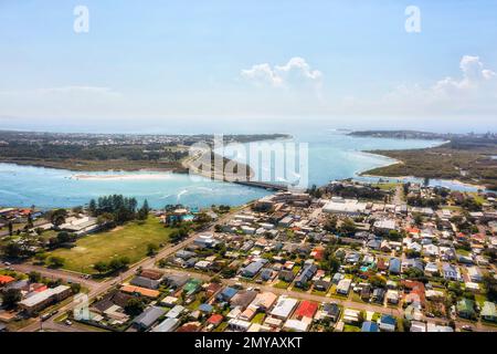 Vue aérienne de la ville de Swansea et du pont sur la côte Pacifique de Nouvelle-Galles du Sud, Australie, à l'entrée du lac Macquarie à la mer. Banque D'Images