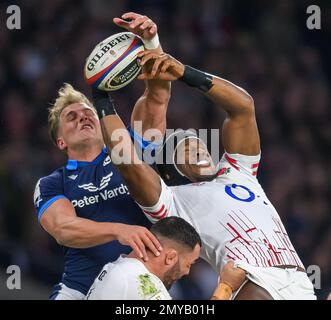 04 janv. 2023 - Angleterre v Écosse - Guinness six Nations - Twickenham Stadium l'équipe de Maro Itoje d'Angleterre lutte pour une balle aérienne avec Duhan van der Merwe lors du match des six Nations contre l'Écosse. Image : Mark pain / Alamy Live News Banque D'Images