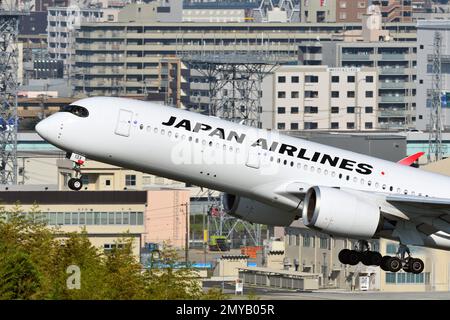 Préfecture de Fukuoka, Japon - 02 juillet 2022: Japan Airlines (JAL) Airbus A350-900 (JA13XJ) passagers. Banque D'Images
