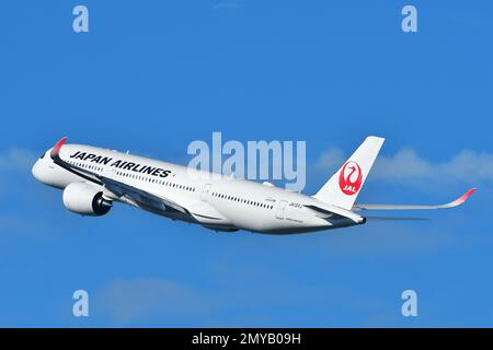 Préfecture de Fukuoka, Japon - 02 juillet 2022: Japan Airlines (JAL) Airbus A350-900 (JA13XJ) passagers. Banque D'Images