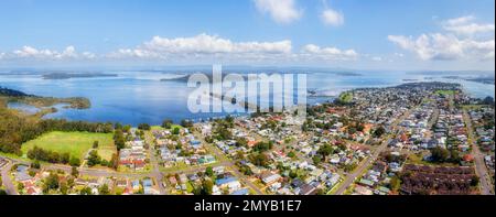 Panorama aérien élevé sur le bord du lac à Swansea, ville côtière sur le bord de mer du lac Macquarie en Australie. Banque D'Images