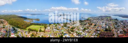 Panorama aérien panoramique sur le bord du lac à Swansea, ville côtière sur le lac Macquarie en bord de mer d'Australie. Banque D'Images