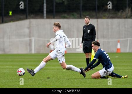 Swansea, pays de Galles. 4 février 2023. Arthur Parker de Swansea City évite l'attaque de l'Alfie Massey de Millwall lors du match de la Ligue de développement professionnel entre Swansea City moins de 18 ans et Millwall moins de 18 ans à l'Académie de Swansea City à Swansea, pays de Galles, Royaume-Uni le 4 février 2023. Crédit : Duncan Thomas/Majestic Media. Banque D'Images