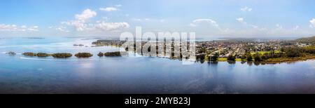 Panorama aérien sur le front de mer du lac Macquarie à Swansea et entrée du lac sur la côte Pacifique de l'Australie. Banque D'Images