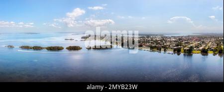 Panorama aérien du bord de mer du lac Macquarie à Swansea et de la chaîne d'îles à l'entrée du lac sur la côte Pacifique de l'Australie. Banque D'Images