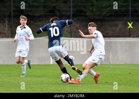 Swansea, pays de Galles. 4 février 2023. Laquay Coleman de Millwall est attaqué par Joshua Carey de Swansea City lors du match de la Ligue de développement professionnel entre Swansea City moins de 18 ans et Millwall moins de 18 ans à l'Académie de Swansea City à Swansea, pays de Galles, Royaume-Uni, le 4 février 2023. Crédit : Duncan Thomas/Majestic Media. Banque D'Images