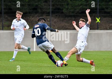 Swansea, pays de Galles. 4 février 2023. Laquay Coleman de Millwall est attaqué par Joshua Carey de Swansea City lors du match de la Ligue de développement professionnel entre Swansea City moins de 18 ans et Millwall moins de 18 ans à l'Académie de Swansea City à Swansea, pays de Galles, Royaume-Uni, le 4 février 2023. Crédit : Duncan Thomas/Majestic Media. Banque D'Images