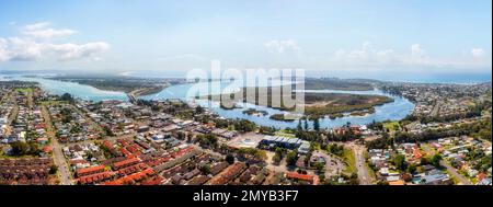 Panorama aérien sur la ville de Swansea sur la côte pacifique en Australie à l'entrée du lagon du lac Macquarie. Banque D'Images