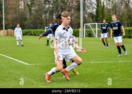 Swansea, pays de Galles. 4 février 2023. Joshua Carey de Swansea City masque le ballon de Laquay Coleman de Millwall lors du match de la Ligue de développement professionnel entre Swansea City moins de 18 ans et Millwall moins de 18 ans à la Swansea City Academy à Swansea, pays de Galles, Royaume-Uni, le 4 février 2023. Crédit : Duncan Thomas/Majestic Media. Banque D'Images