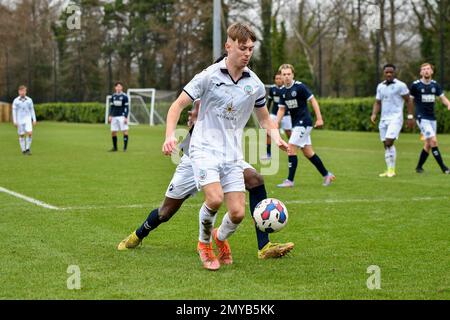 Swansea, pays de Galles. 4 février 2023. Joshua Carey de Swansea City masque le ballon de Laquay Coleman de Millwall lors du match de la Ligue de développement professionnel entre Swansea City moins de 18 ans et Millwall moins de 18 ans à la Swansea City Academy à Swansea, pays de Galles, Royaume-Uni, le 4 février 2023. Crédit : Duncan Thomas/Majestic Media. Banque D'Images