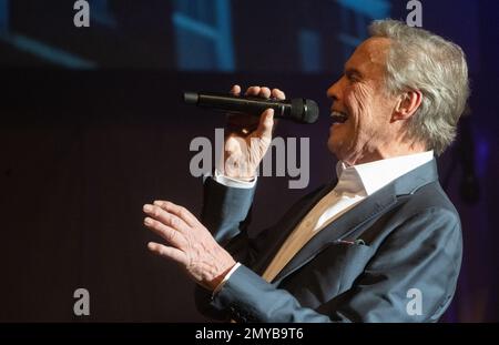 Stuttgart, Allemagne. 04th févr. 2023. Peter Kraus est sur scène au début de sa tournée « Meine Hits - Meine Idole ». La rock'n'roll et la pop star de 83 ans sont devenues connues sous le nom de « l'Elvis allemand » il y a 60 ans. Credit: Marijan Murat/dpa/Alamy Live News Banque D'Images