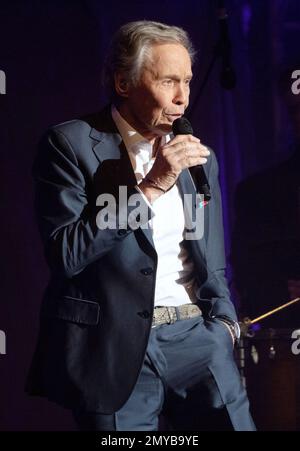 Stuttgart, Allemagne. 04th févr. 2023. Peter Kraus est sur scène au début de sa tournée « Meine Hits - Meine Idole ». La rock'n'roll et la pop star de 83 ans sont devenues connues sous le nom de « l'Elvis allemand » il y a 60 ans. Credit: Marijan Murat/dpa/Alamy Live News Banque D'Images