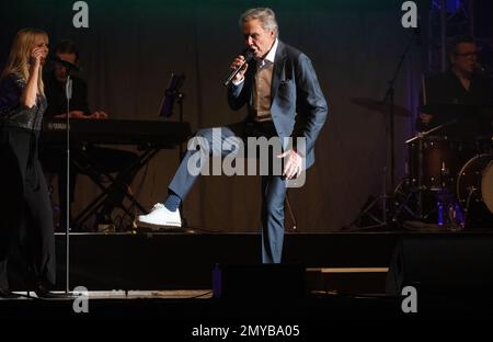 Stuttgart, Allemagne. 04th févr. 2023. Peter Kraus est sur scène au début de sa tournée « Meine Hits - Meine Idole ». La rock'n'roll et la pop star de 83 ans sont devenues connues sous le nom de « l'Elvis allemand » il y a 60 ans. Credit: Marijan Murat/dpa/Alamy Live News Banque D'Images