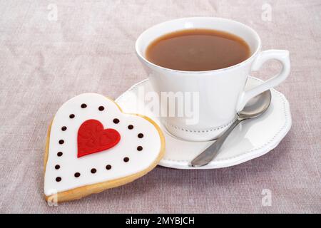 Biscuit sablé en forme de coeur de Saint-Valentin avec une tasse de thé Banque D'Images