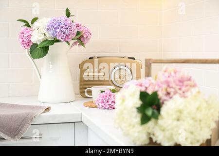 Belles fleurs d'hortensia, coupe et radio sur le comptoir lumineux Banque D'Images