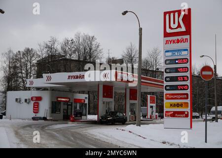 Logo Lukoil vu à l'extérieur d'une station-service à St. Saint-Pétersbourg. Banque D'Images