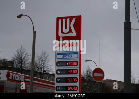 Saint-Pétersbourg, Russie. 04th févr. 2023. Logo Lukoil vu à l'extérieur d'une station-service à St. Saint-Pétersbourg. (Photo de Maksim Konstantinov/SOPA Images/Sipa USA) crédit: SIPA USA/Alay Live News Banque D'Images