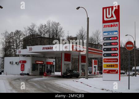 Saint-Pétersbourg, Russie. 04th févr. 2023. Logo Lukoil vu à l'extérieur d'une station-service à St. Saint-Pétersbourg. (Photo de Maksim Konstantinov/SOPA Images/Sipa USA) crédit: SIPA USA/Alay Live News Banque D'Images