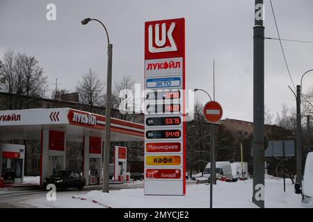 Saint-Pétersbourg, Russie. 04th févr. 2023. Logo Lukoil vu à l'extérieur d'une station-service à St. Saint-Pétersbourg. (Photo de Maksim Konstantinov/SOPA Images/Sipa USA) crédit: SIPA USA/Alay Live News Banque D'Images