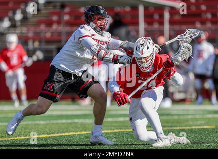 04 février 2023: Le milieu de terrain mariste James Lyons (34) prend un coup de feu aux épaules par Rutgers Attack Brian Cameron (11) lors d'un match d'ouverture de la saison NCAA Mens Lacrosse entre les renards rouges maristes et les chevaliers Scarlet Rutgers au STADE SHI à Piscataway, N.J. Mike Langish/Cal Sport Media. Banque D'Images