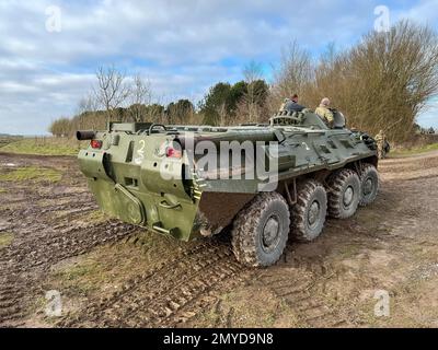 Gros plan d'un véhicule amphibie blindé russe BTR-80 (BTR80), 8×8 roues Banque D'Images