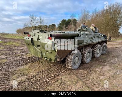 Gros plan d'un véhicule amphibie blindé russe BTR-80 (BTR80), 8×8 roues Banque D'Images