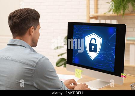 Concept de cybersécurité. Homme utilisant l'application sur l'ordinateur dans le bureau Banque D'Images