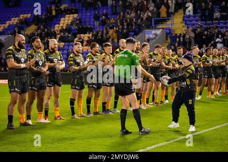 Warrington, Royaume-Uni. 04th févr. 2023. Le ballon de match est livré à l'arbitre par un jeune fan avant le match de rugby Ben Currie Témoignages Warrington Wolves vs Leigh Leopards au Halliwell Jones Stadium, Warrington, Royaume-Uni, 4th février 2023 (photo de Steve Flynn/News Images) à Warrington, Royaume-Uni, le 2/4/2023. (Photo de Steve Flynn/News Images/Sipa USA) crédit: SIPA USA/Alay Live News Banque D'Images