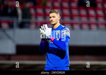 EMMEN - le gardien de but de vitesse Kjell Scherpen accueille les supporters du FC Emmen lors du match de première ligue néerlandais entre le FC Emmen et Vitesse à de Oude Meerdijk on 4 février 2023 à Emmen, pays-Bas. ANP COR LASKER Banque D'Images