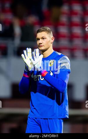 EMMEN - le gardien de but de vitesse Kjell Scherpen accueille les supporters du FC Emmen lors du match de première ligue néerlandais entre le FC Emmen et Vitesse à de Oude Meerdijk on 4 février 2023 à Emmen, pays-Bas. ANP COR LASKER Banque D'Images