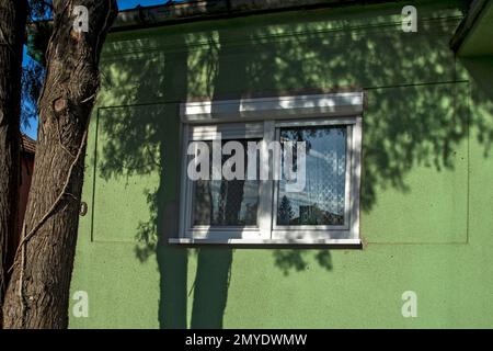 Une nouvelle fenêtre moderne a été installée sur la maison au lieu d'une fenêtre en bois qui était usée. Banque D'Images