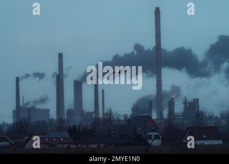 30 janvier 2023, Brandebourg, Schwedt/Oder: 29.01.2023, Schwedt/Oder. Les cheminées de la raffinerie PCK et d'autres entreprises du parc industriel de Schwedt s'élèvent dans le ciel le jour de janvier. Photo: Wolfram Steinberg/dpa photo: Wolfram Steinberg/dpa Banque D'Images