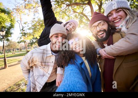 Portrait photo d'un groupe joyeux d'amis prenant un appareil photo souriant à l'aspect selfie. Concept de bonheur Banque D'Images