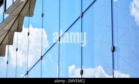 Reflet abstrait des façades modernes en verre de la ville. Détail moderne de la construction de bureaux, surface en verre, Banque D'Images