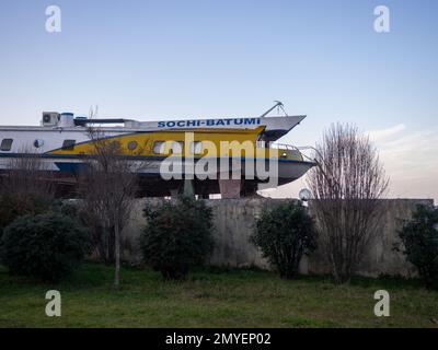 Batumi, Géorgie. 01.21.2023 Vieux ferry sur la rive. Le navire est en réparation. Sotchi - Batumi. Banque D'Images