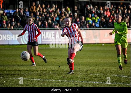 Sunderland AFC femmes milieu de terrain Jessica Brown tire au but contre Manchester United dans la coupe FA. Banque D'Images