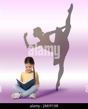 Jolie petite fille avec livre rêvant d'être danseuse de ballet. Silhouette de femme derrière le dos de l'enfant Banque D'Images