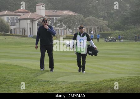 Pebble Beach, Californie, États-Unis. 4th févr. 2023. Ron Rivera sourit avec les fans de Pebble Beach Links lors du troisième tour du tournoi DE golf AT&T Pro-Am 2023, PGA Tour crédit : Motofoto/Alay Live News Banque D'Images