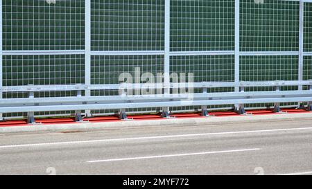 Barrières de sécurité sur la route. Barrière en acier de sécurité anodisé sur pont autoroutier. Banque D'Images