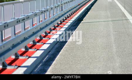 Barrières de sécurité sur la route. Barrière en acier de sécurité anodisé sur pont autoroutier. Banque D'Images