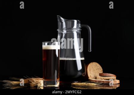 Délicieux kvass, pain et pointes sur fond noir Banque D'Images