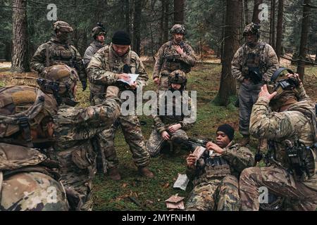 Hohenfels, Bayern, Allemagne. 1st févr. 2023. ÉTATS-UNIS Les soldats, affectés au 2D Cavalry Regiment, fournissent des rapports de blessures simulées à l'observateur, à l'entraîneur et à l'entraîneur (OCT) pendant le Dragoon Ready 23 au joint multinational Readiness Centre (JMRC) à Hohenfels, en Allemagne, en février. 1, 2023. Les PTOM du JMRC fournissent des commentaires aux unités de formation pendant les exercices et partagent les leçons apprises pour améliorer le rendement et les capacités. Dragoon Ready 23 est conçu pour assurer la préparation et la formation du régiment dans ses tâches essentielles à la mission à l'appui des opérations terrestres unifiées afin d'améliorer la compétence et l'interopérabilité Banque D'Images