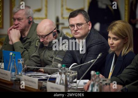 Kiev, Ukraine. 03rd févr. 2023. Le ministre ukrainien des Affaires étrangères Dmytro Kuleba, 2nd à droite, le ministre de la Défense Oleksii Reznikov, 2nd à gauche, et le chef d'état-major adjoint Andrii Sybiha, à gauche, écoutent le sommet UE-Ukraine de 24th au palais Mariinsky, à 3 février 2023, à Kiev, en Ukraine. Crédit: Pool photo/Bureau de presse présidentiel ukrainien/Alamy Live News Banque D'Images