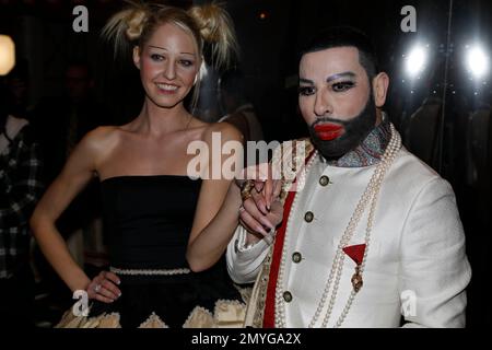 Harald Glööckler und Beatrice Turin BEI der Anja Gockel Fashion Show 'even Senses' auf der Berlin Fashion week automne/hiver 2023 im Hotel Adlon Kemp Banque D'Images