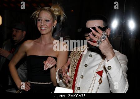 Harald Glööckler und Beatrice Turin BEI der Anja Gockel Fashion Show 'even Senses' auf der Berlin Fashion week automne/hiver 2023 im Hotel Adlon Kemp Banque D'Images