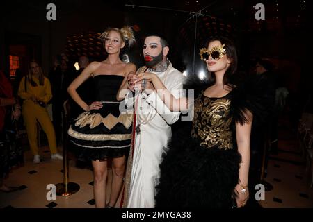 Beatrice Turin, Harald Glöckler mit Hund Billy King und Raffas Plastic Life BEI der Anja Gockel Fashion Show 'Ségen Senses' auf der Berlin Fashion We Banque D'Images