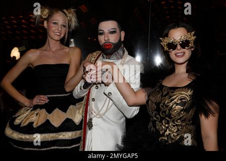 Beatrice Turin, Harald Glöckler mit Hund Billy King und Raffas Plastic Life BEI der Anja Gockel Fashion Show 'Ségen Senses' auf der Berlin Fashion We Banque D'Images