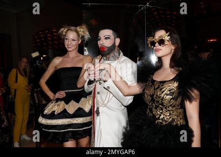 Beatrice Turin, Harald Glöckler mit Hund Billy King und Raffas Plastic Life BEI der Anja Gockel Fashion Show 'Ségen Senses' auf der Berlin Fashion We Banque D'Images